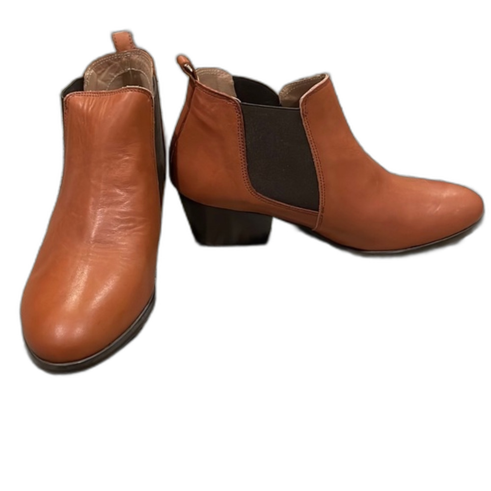 NWOT Firth Chelsea Booties ft a short stacked heel black elastic side Size 8